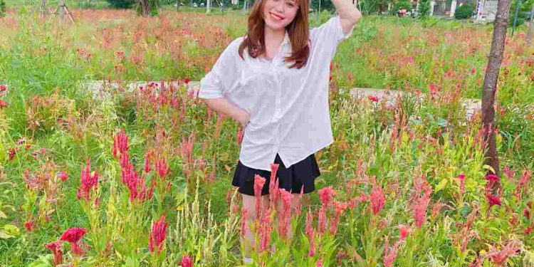 Tự sướng bên vườn hoa nhà mình tự tay chăm sóc
