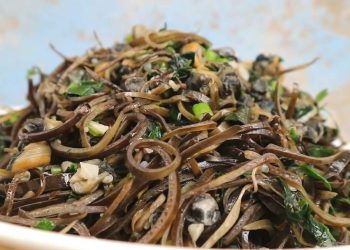 Hoa chuối xào mẻ có màu vàng nâu bắt mắt