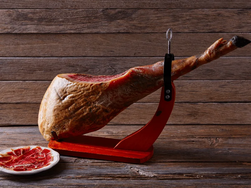 Một chiếc đùi heo muối có thể được ủ từ một đến vài năm