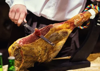 Đùi của heo muối ngon nhất khi được cắt lát mỏng